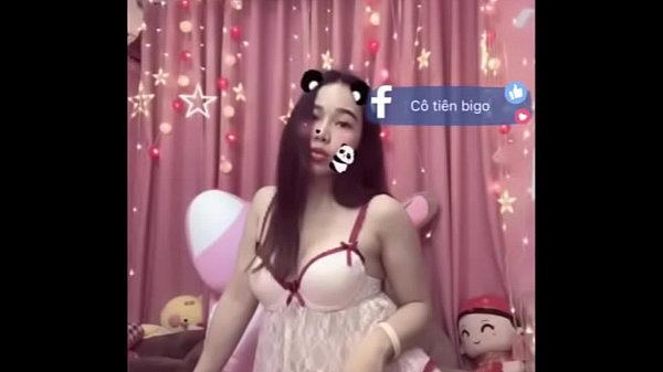 Em gái teen mặc áo ngủ live